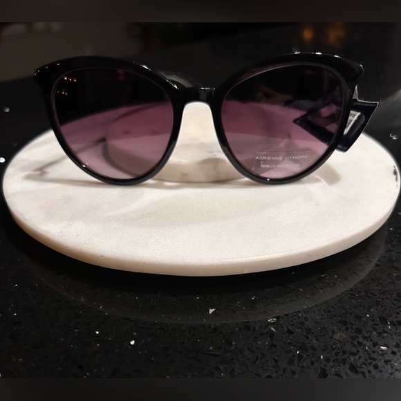 Adrienne Vittadini sunglasses NWT- black frames with leather wrapping on arms - Picture 4 of 8